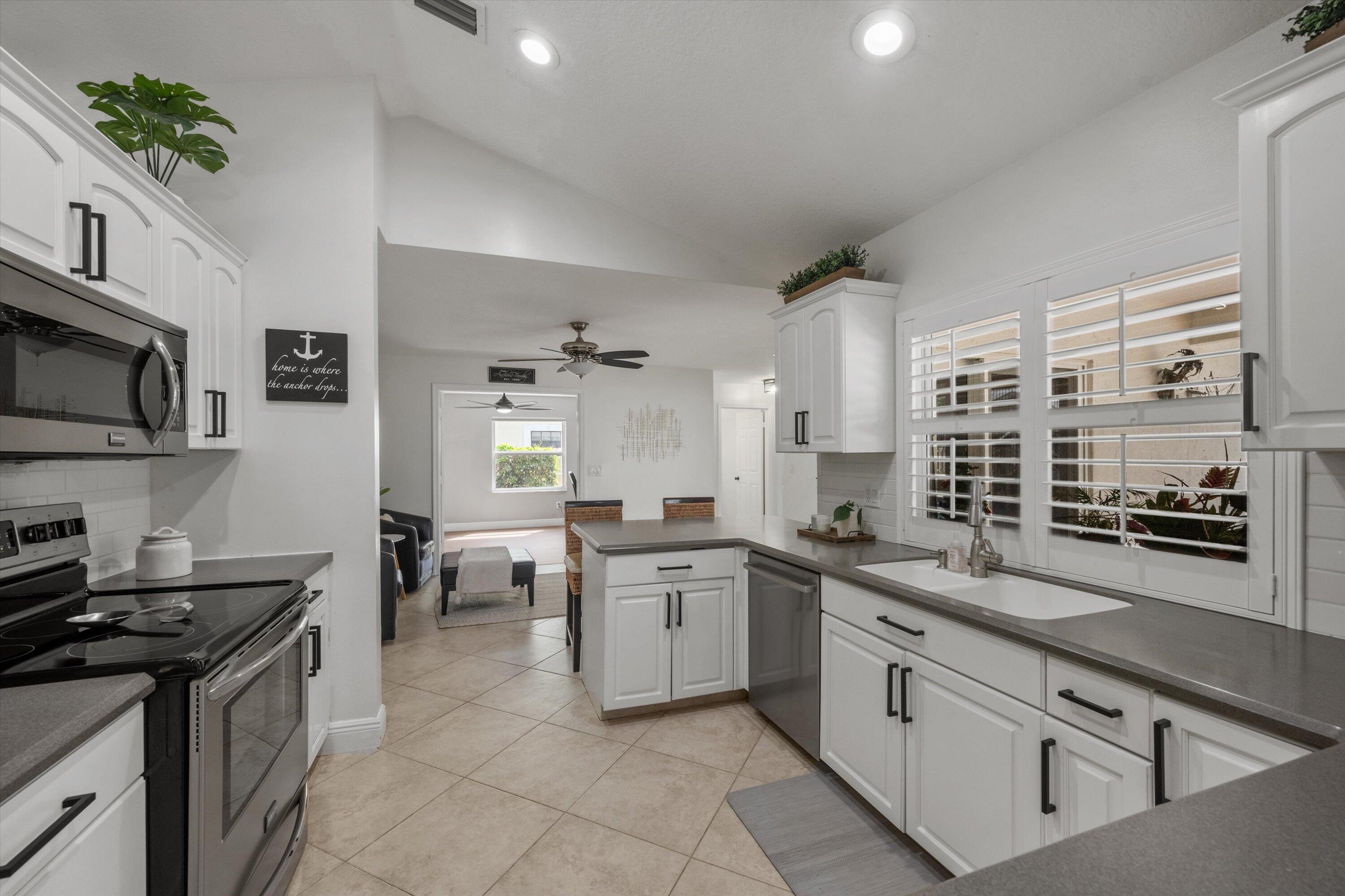 13813 Geranium Place Wellington, FL 33414 - Photo 5 of 39 19-DSC_8992