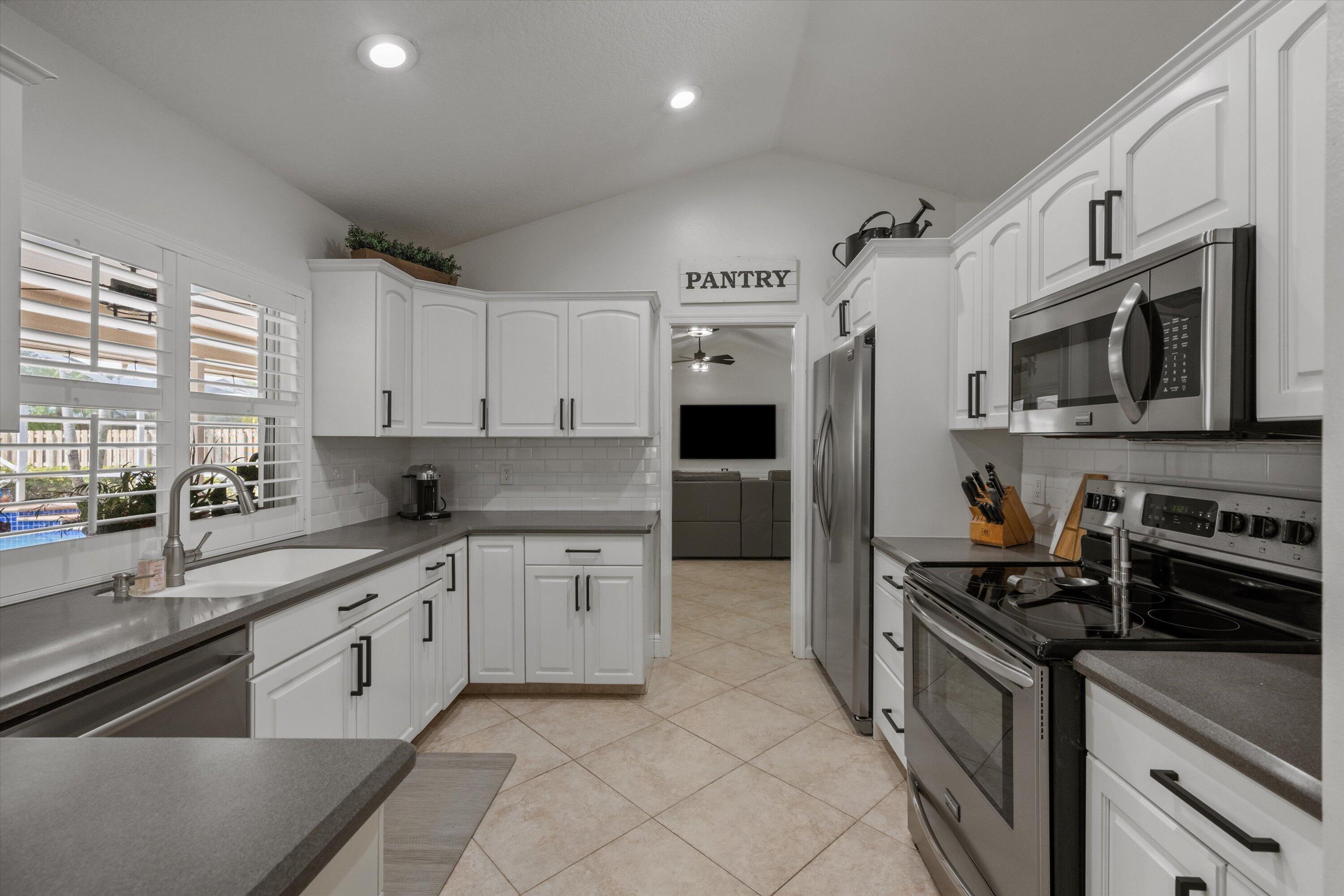 13813 Geranium Place Wellington, FL 33414 - Photo 8 of 39 17-DSC_8983