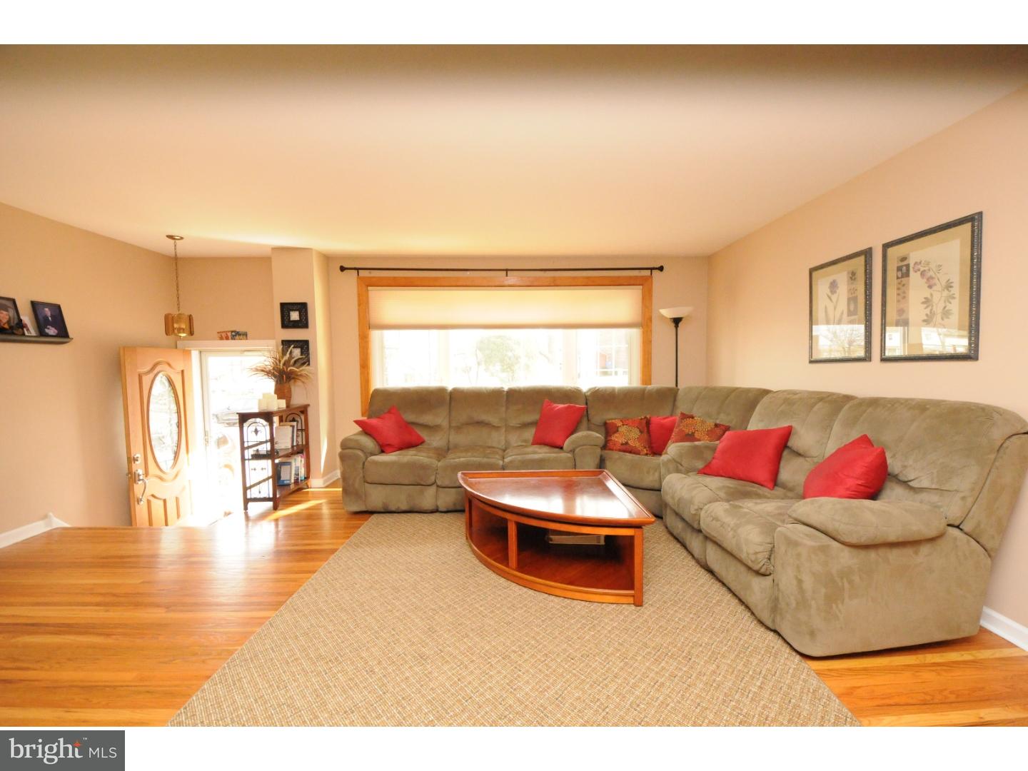 11702 Colman Road Philadelphia, PA 19154 - Photo 4 of 19 Gallery Image 4