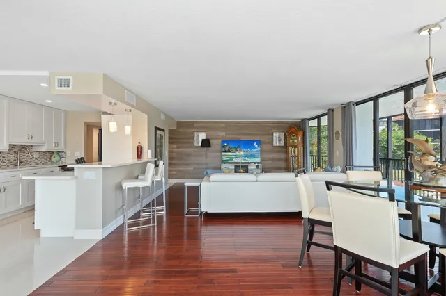 $449,000 | 800 Jeffery Street, Unit 211, Boca Raton, FL 33487