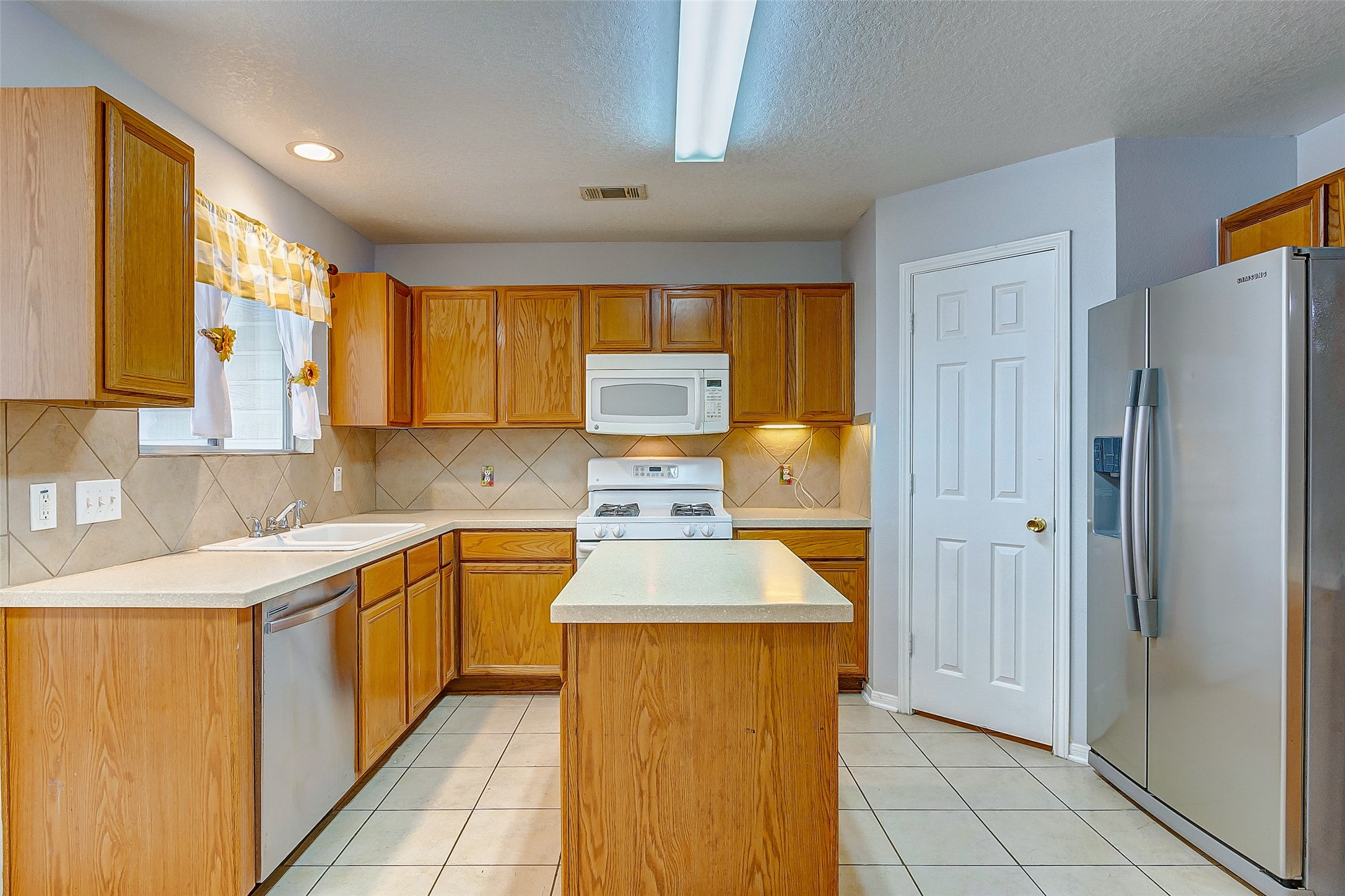 3238 Clipper Winds Way Houston, TX 77084 - Photo 6 of 21 Another angle of this kitchen.