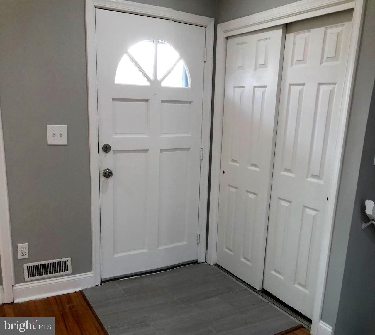 260 Hollyoke Road Somerdale, NJ 08083 - Photo 3 of 28 Foyer