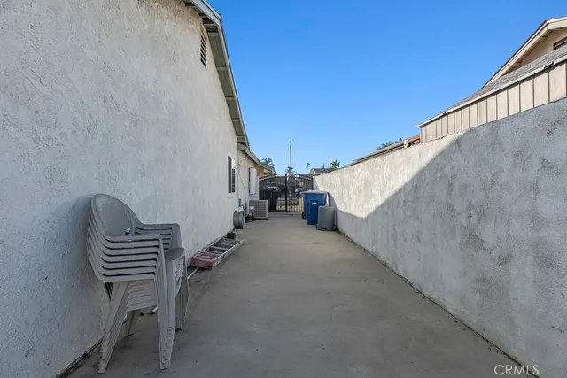 a view of a house with backyard