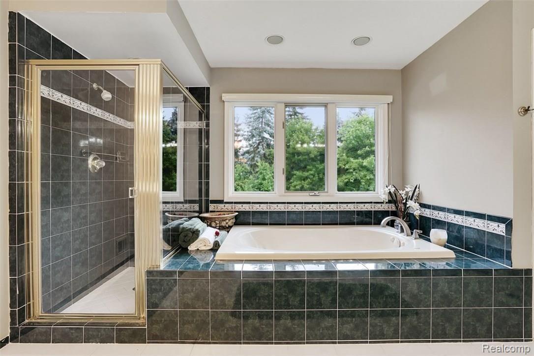 1265 Creek Pointe Drive Rochester, MI 48307 - Photo 24 of 41 Master bathtub and shower.