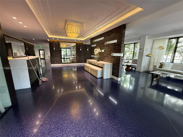 $6,900 | 4301 Collins Avenue, Unit 208, Miami Beach, FL 33140