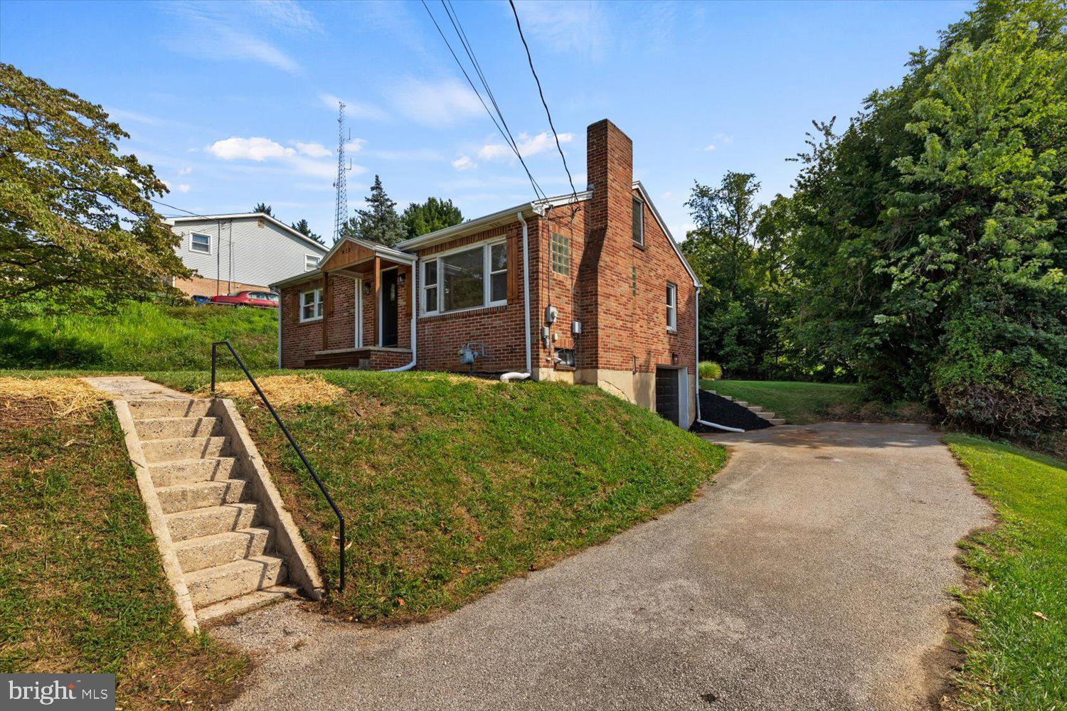 413 Chancellor Road York, PA 17403 - Photo 2 of 31