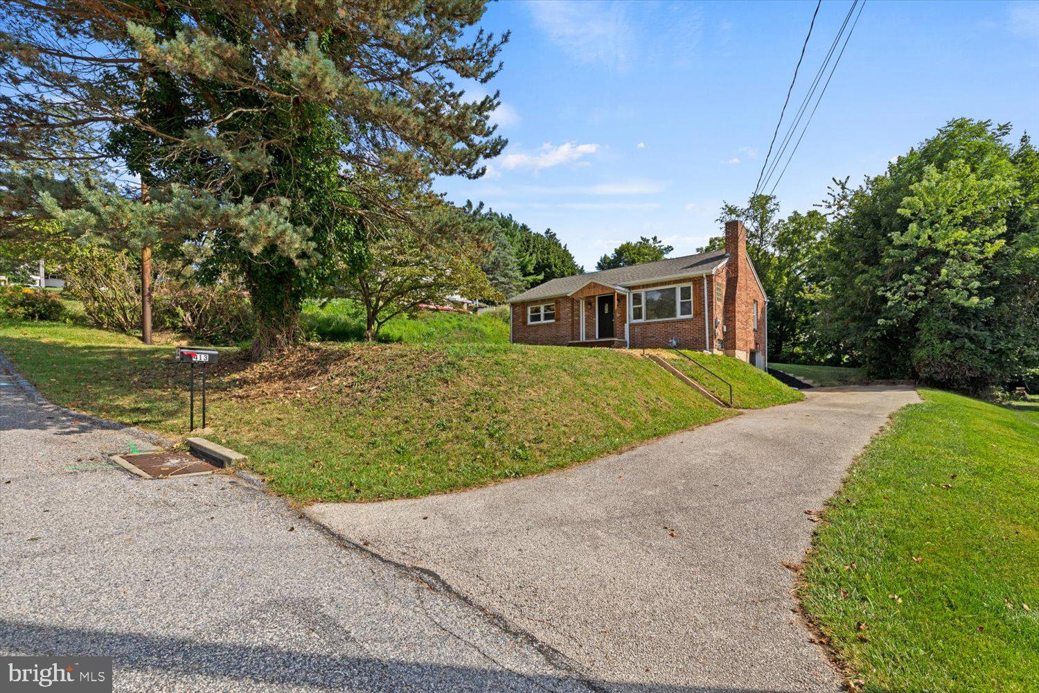 413 Chancellor Road York, PA 17403 - Photo 3 of 31