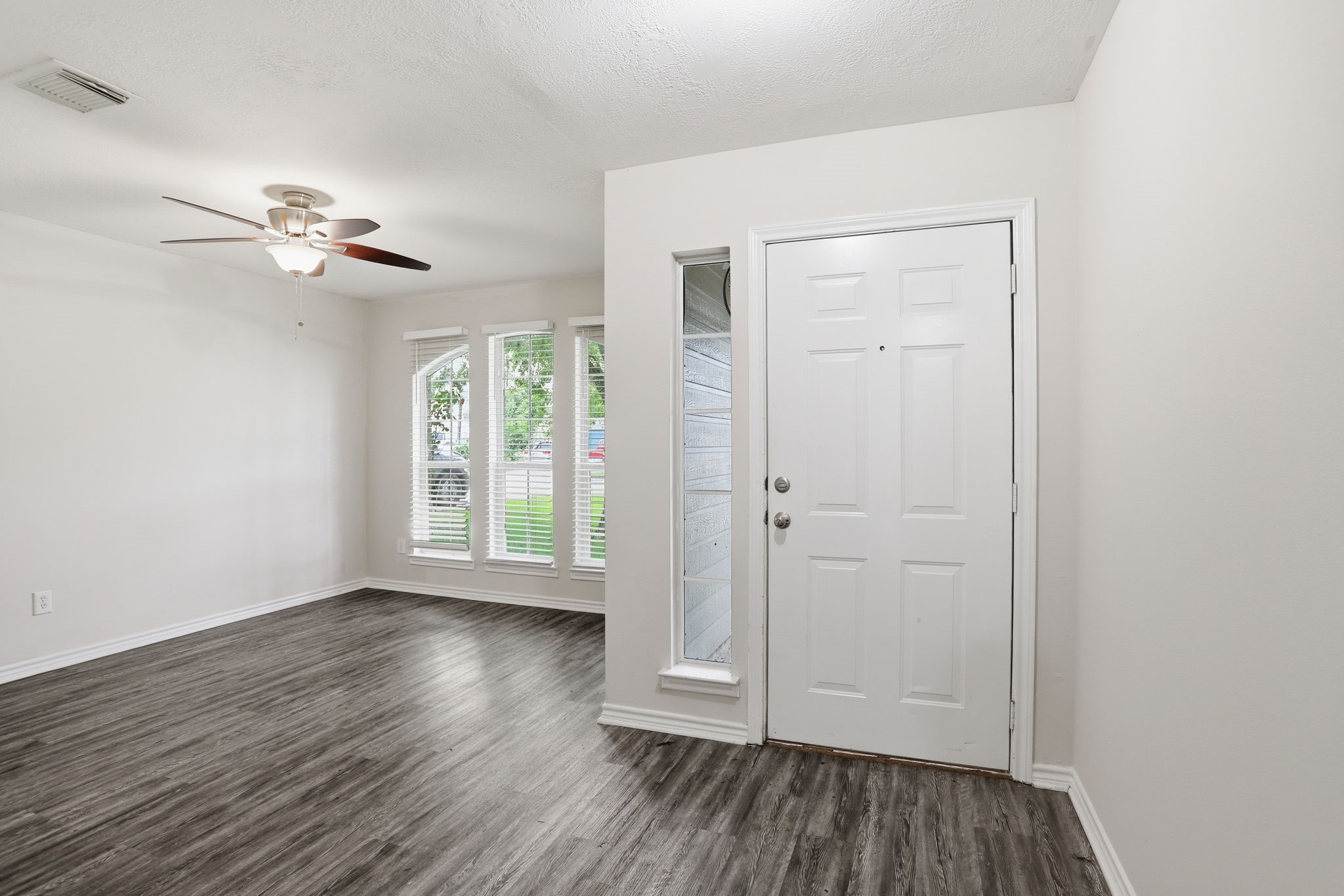 2325 Shady Tree Lane Conroe, TX 77301 - Photo 5 of 46