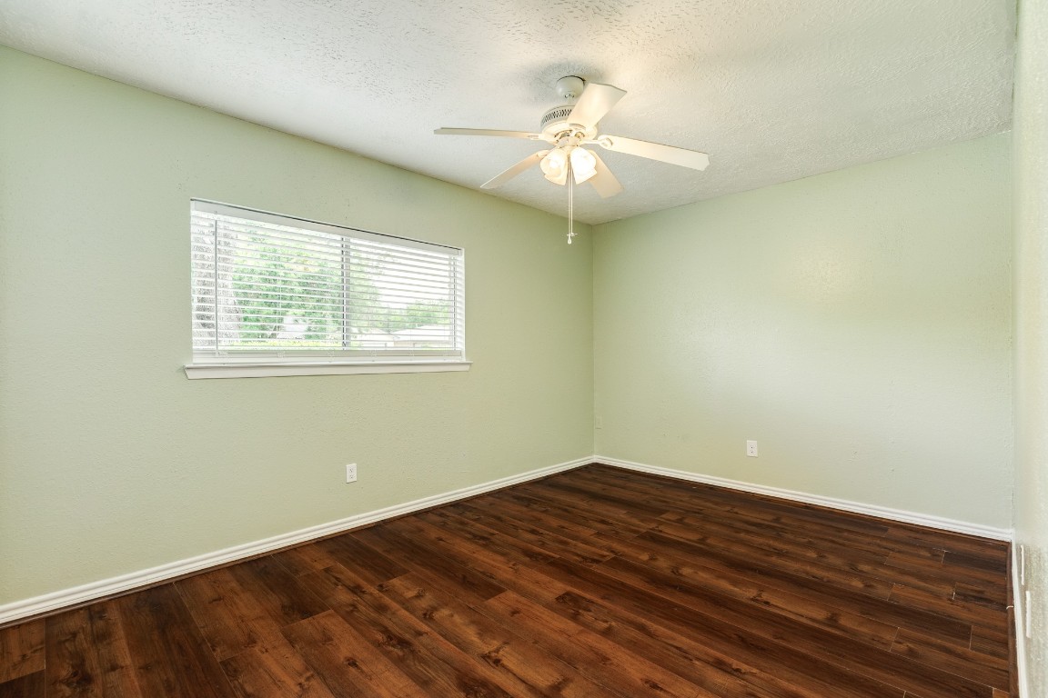 47 Wagon Ln Loop Angleton, TX 77515 - Photo 22 of 25