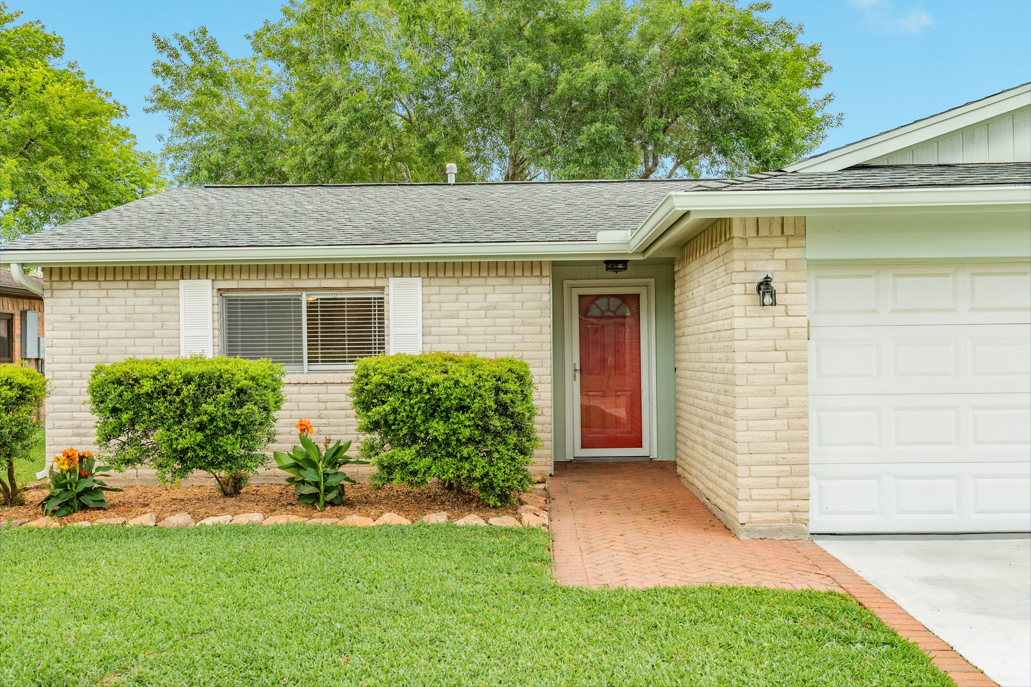 47 Wagon Ln Loop Angleton, TX 77515 - Photo 4 of 25