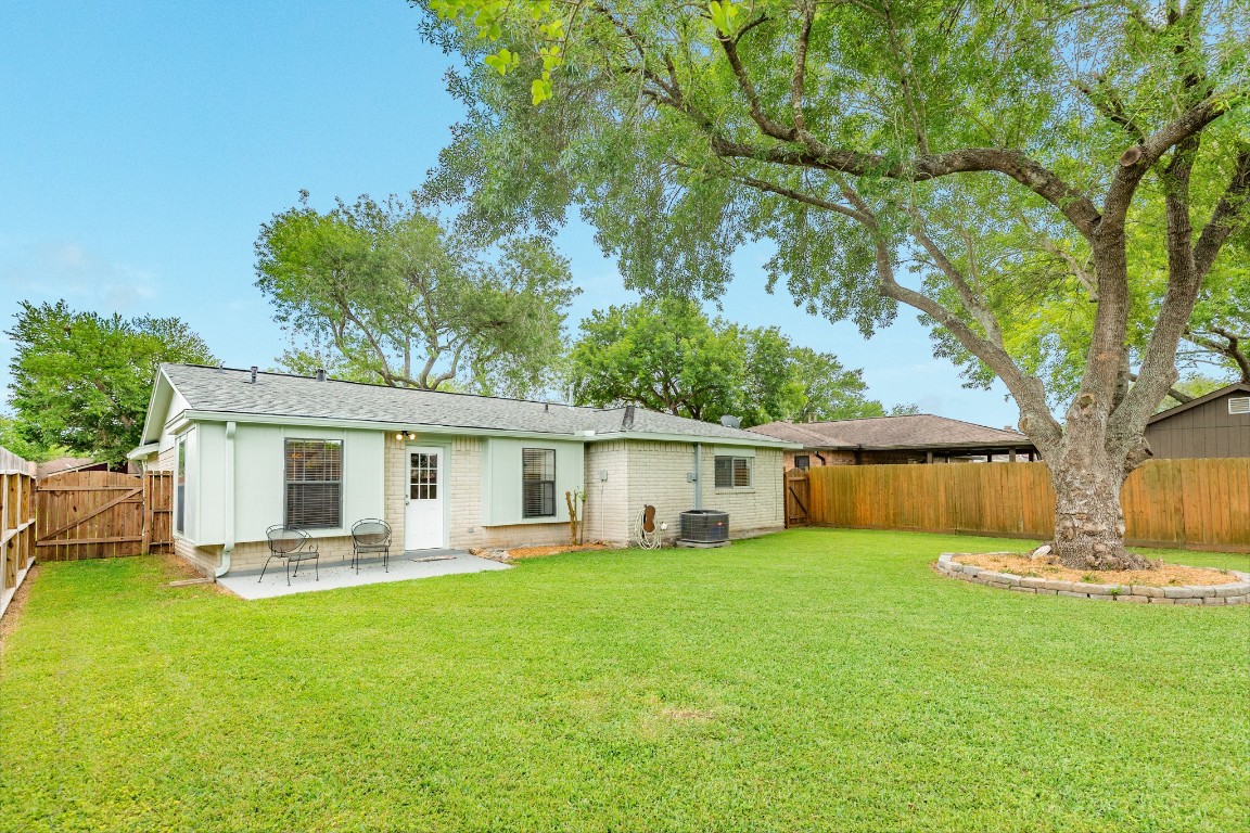47 Wagon Ln Loop Angleton, TX 77515 - Photo 5 of 25