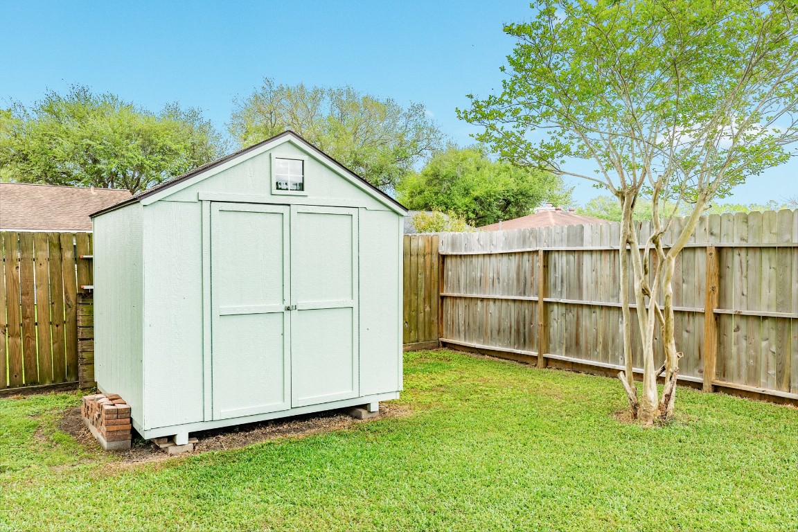 47 Wagon Ln Loop Angleton, TX 77515 - Photo 7 of 25