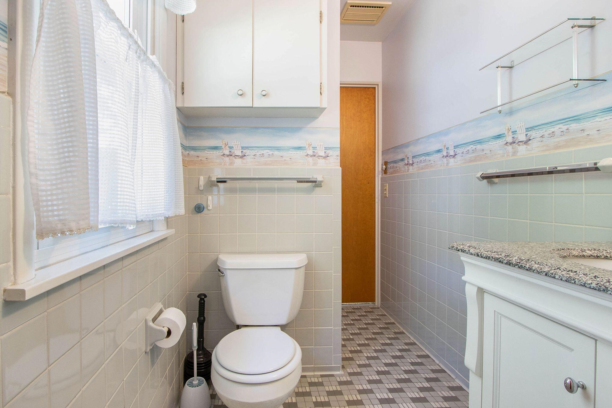 2038 Rambling Road Kalamazoo, MI 49008 - Photo 17 of 32 Full Bath