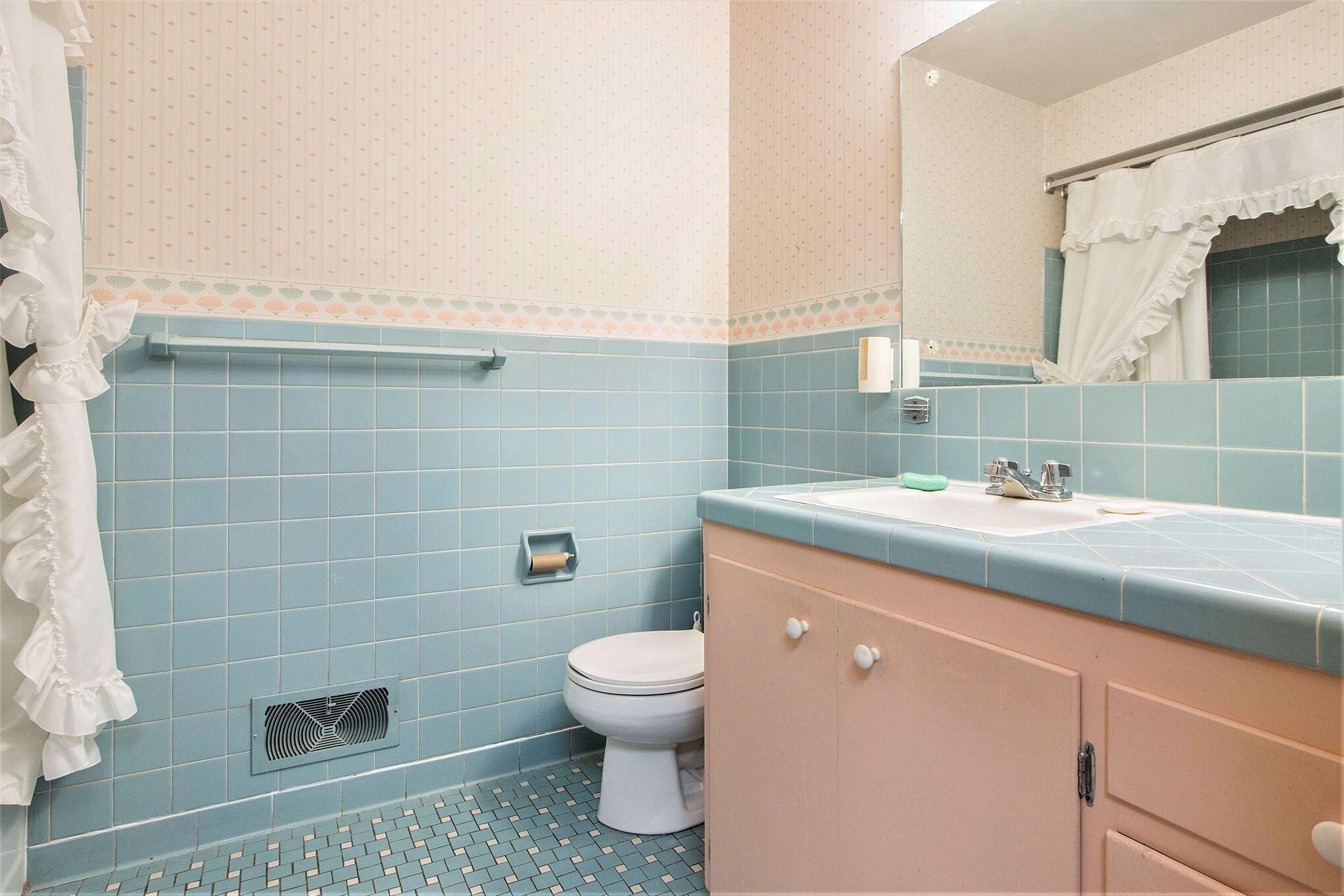 2038 Rambling Road Kalamazoo, MI 49008 - Photo 18 of 32 Full Bath 2