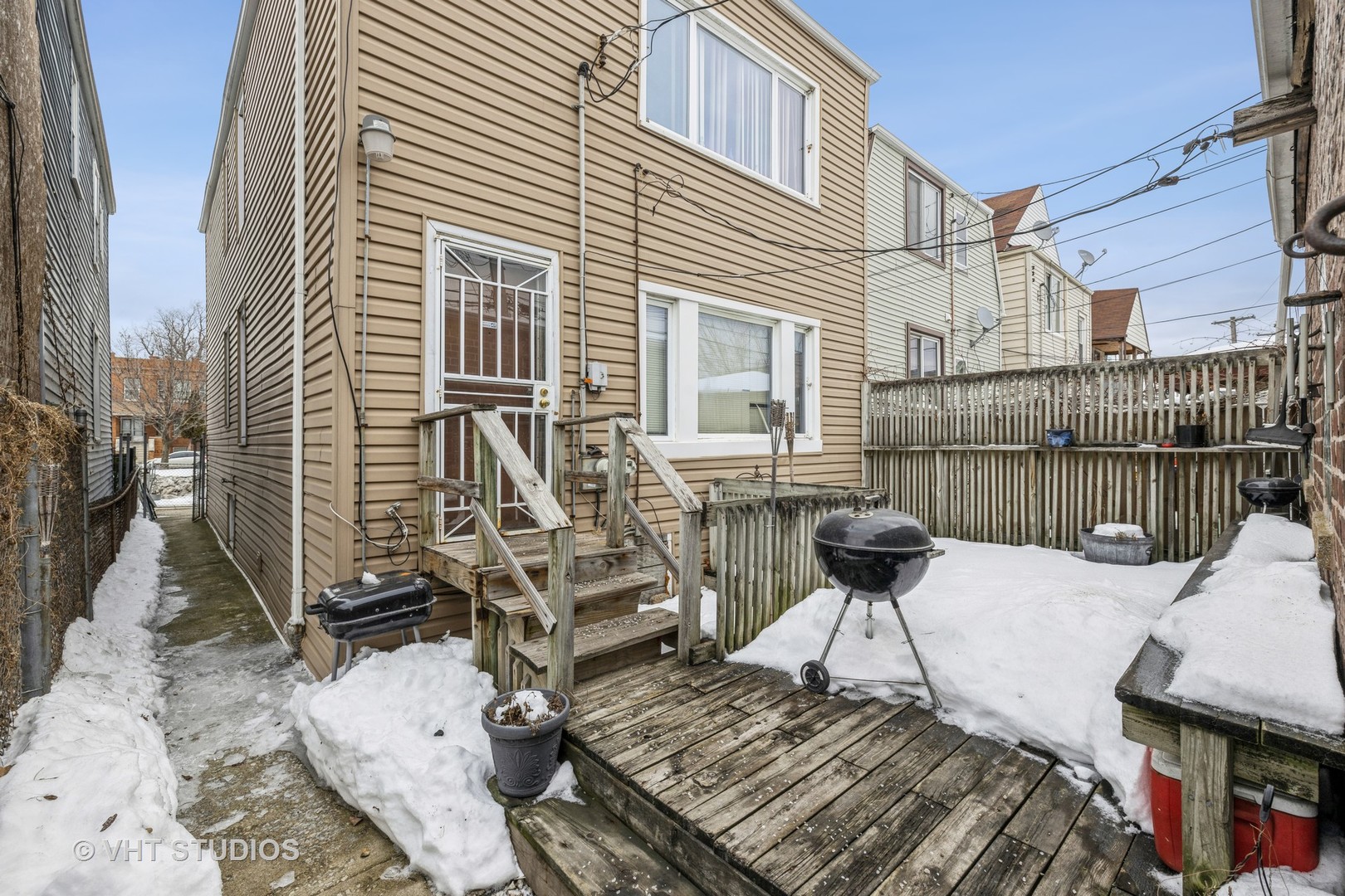 4033 West Cermak Road Chicago, IL 60623 - Photo 13 of 17 a balcony with table and chairs