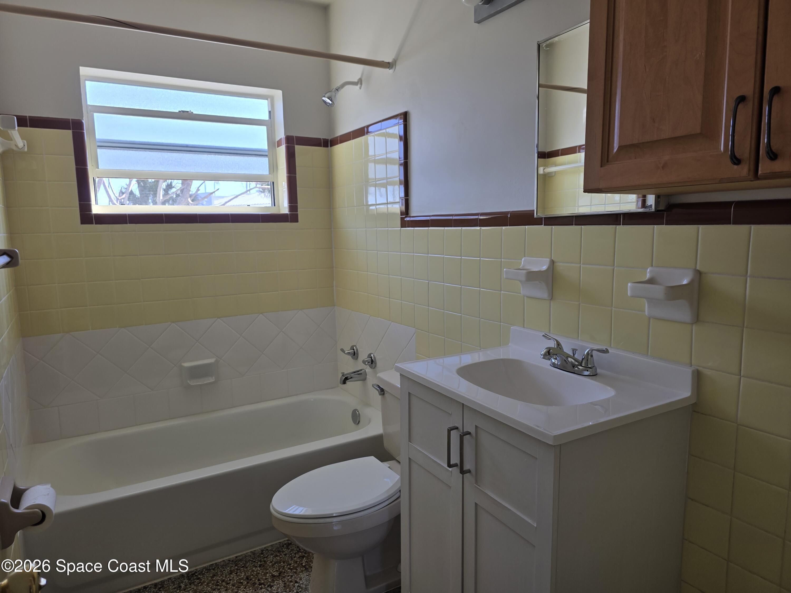 514 Hickory Street Melbourne, FL 32901 - Photo 12 of 27 Main Bathroom