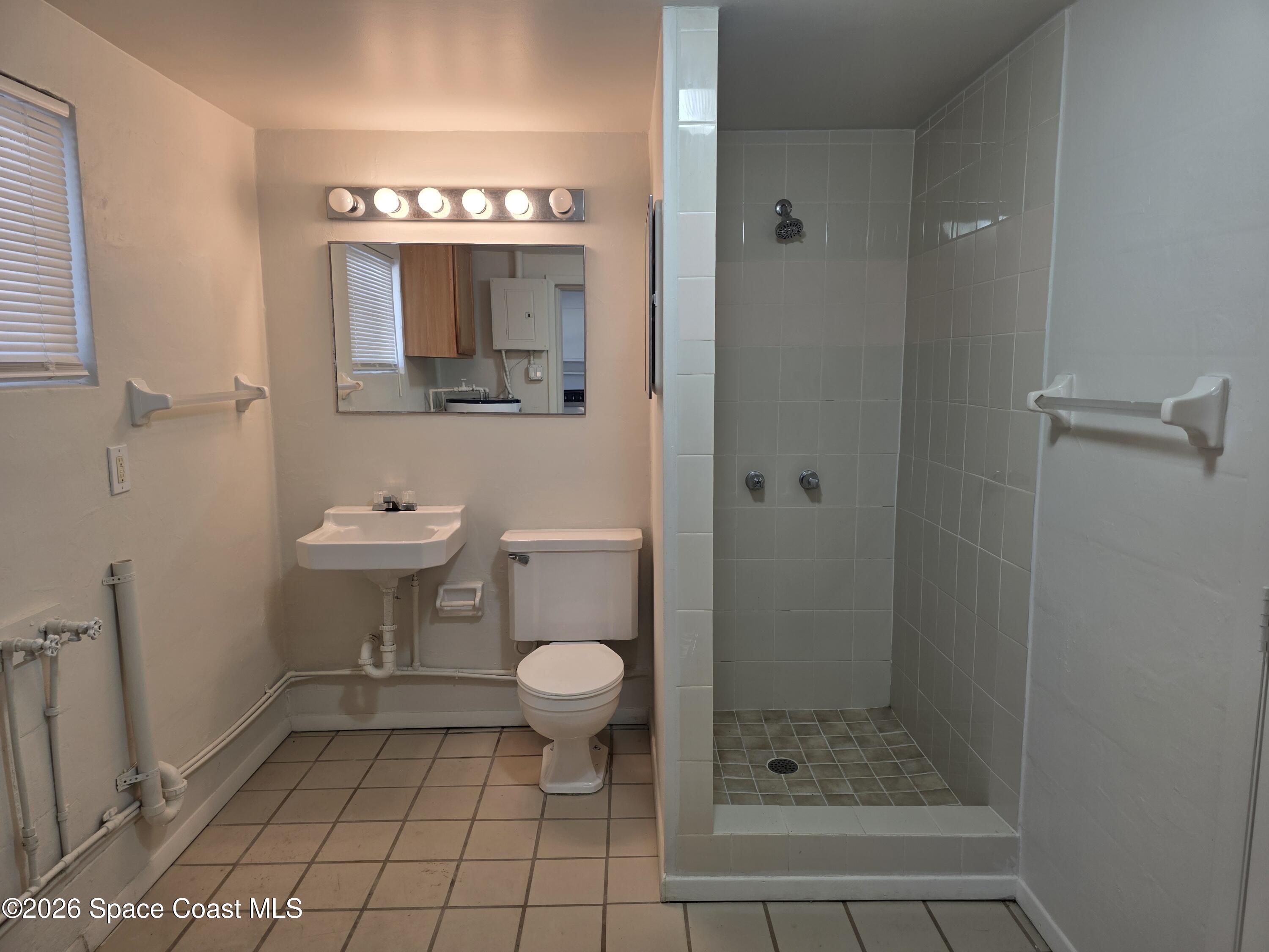 514 Hickory Street Melbourne, FL 32901 - Photo 13 of 27 2nd Bathroom