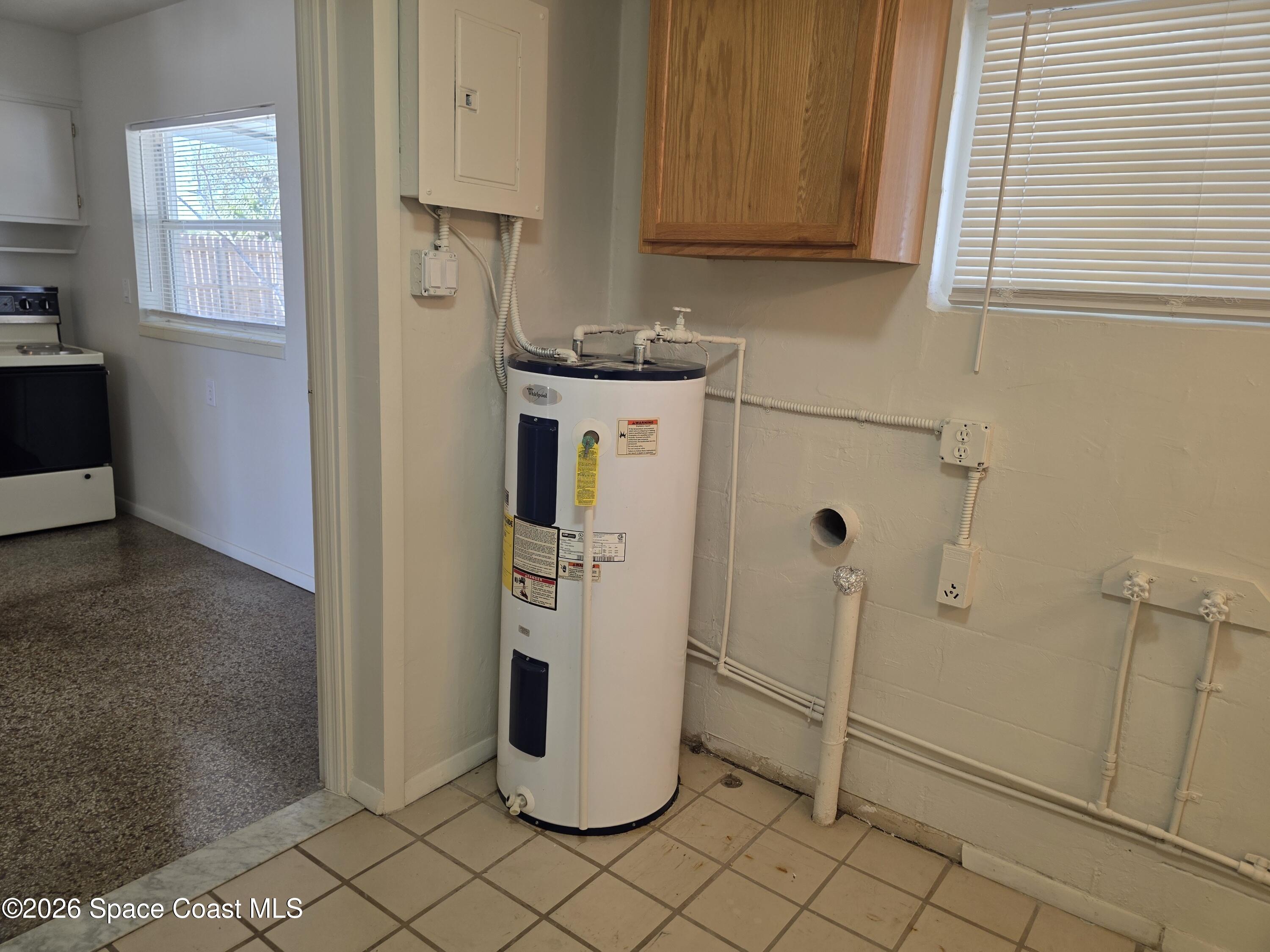 514 Hickory Street Melbourne, FL 32901 - Photo 14 of 27 Utility Room/ Bathroom