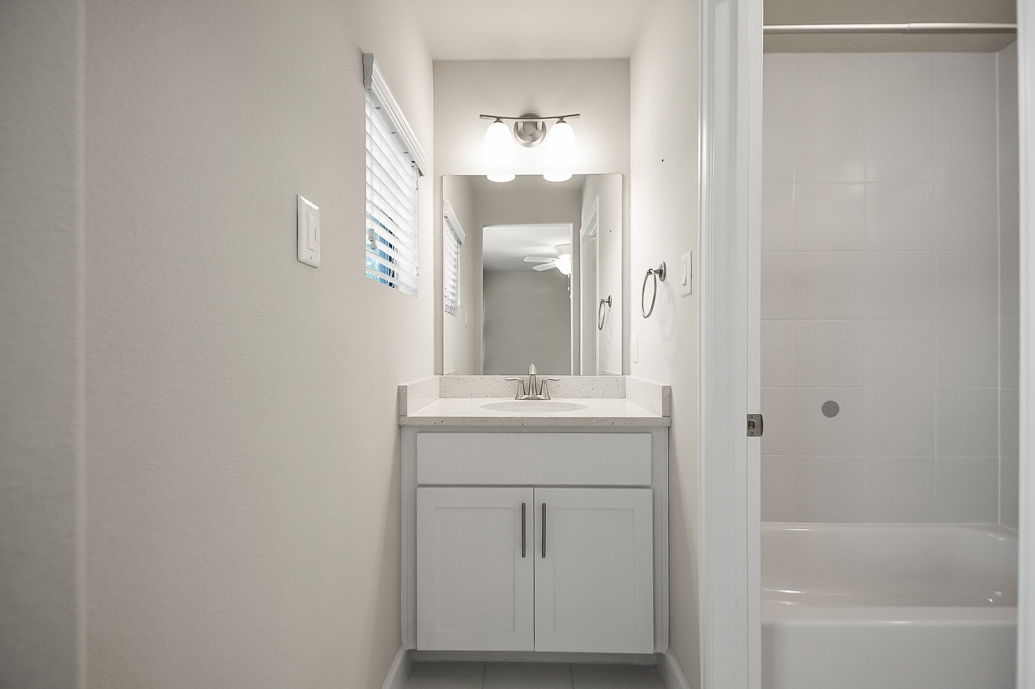 5328 Larkin Street Houston, TX 77007 - Photo 19 of 27 Second part of the Jack and Jill bathroom.