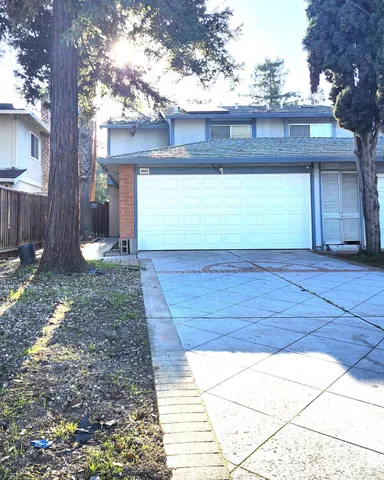 a view of a back yard of the house