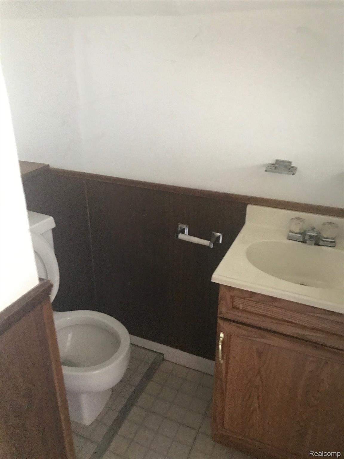 3884 Poplar Avenue Warren, MI 48091 - Photo 14 of 17 1/2 BATH