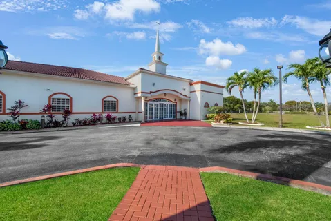 a view of front of house with a yard