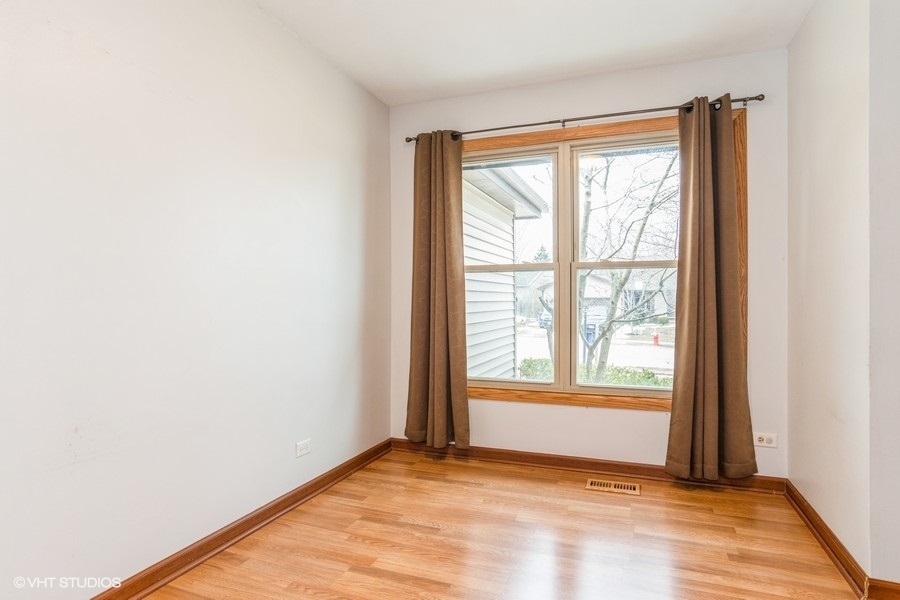 309 North Oltendorf Road Streamwood, IL 60107 - Photo 5 of 11 an empty room with large window