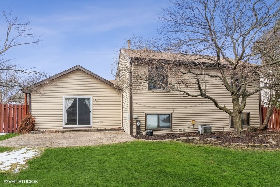 309 North Oltendorf Road Streamwood, IL 60107 - Photo 10 of 11 a view of a backyard with a garden