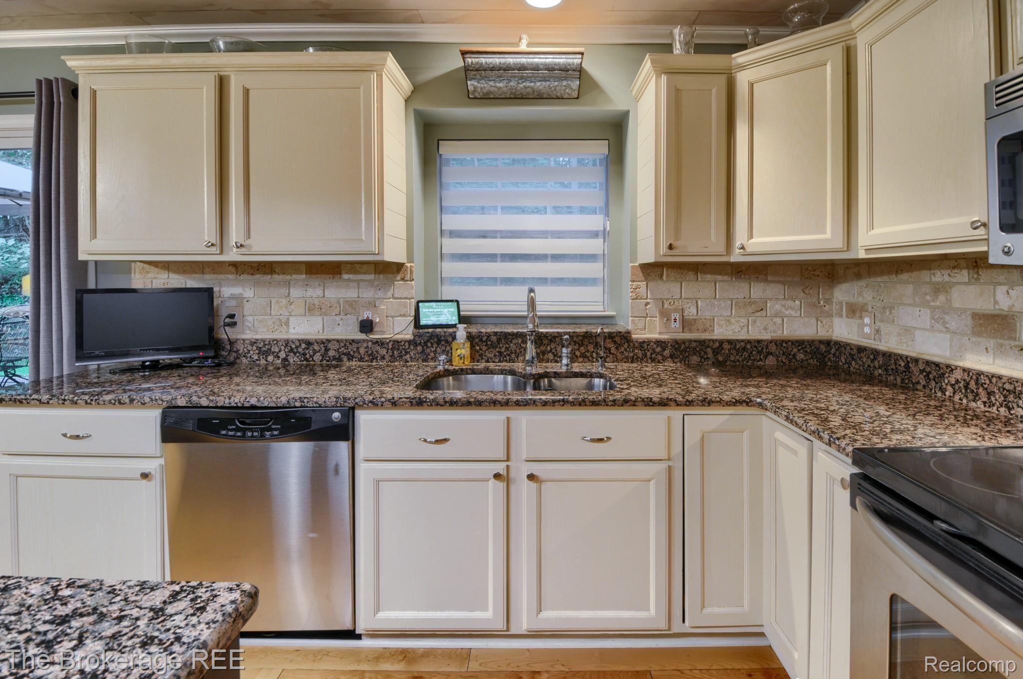 11136 Whispering Ridge Trail Fenton, MI 48430 - Photo 13 of 38 SD3_2882-HDR(5).jpg