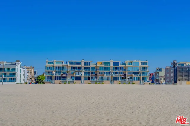 $8,200 | 2 Ketch Street, Unit 204, Marina del Rey, CA 90292