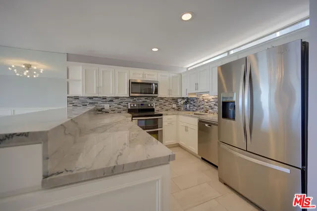 $8,200 | 2 Ketch Street, Unit 204, Marina del Rey, CA 90292