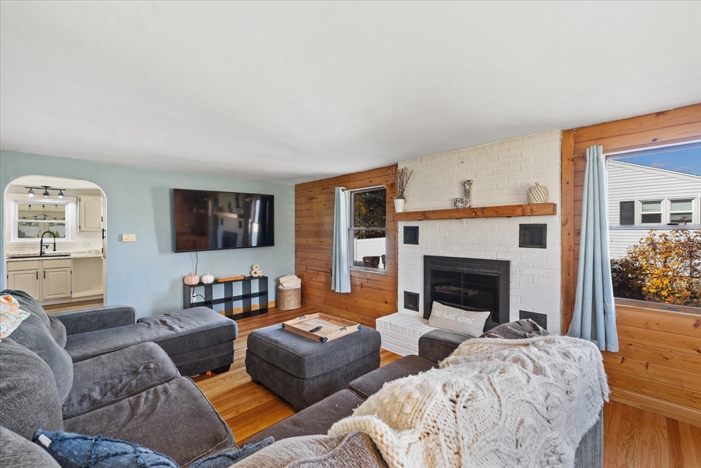 323 Southwick Road Westfield, MA 01085 - Photo 7 of 32