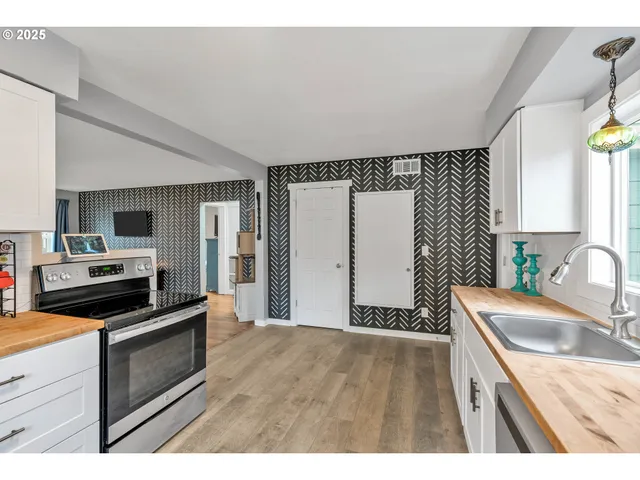 $359,900 | 122 North Cole Avenue, Molalla, OR 97038