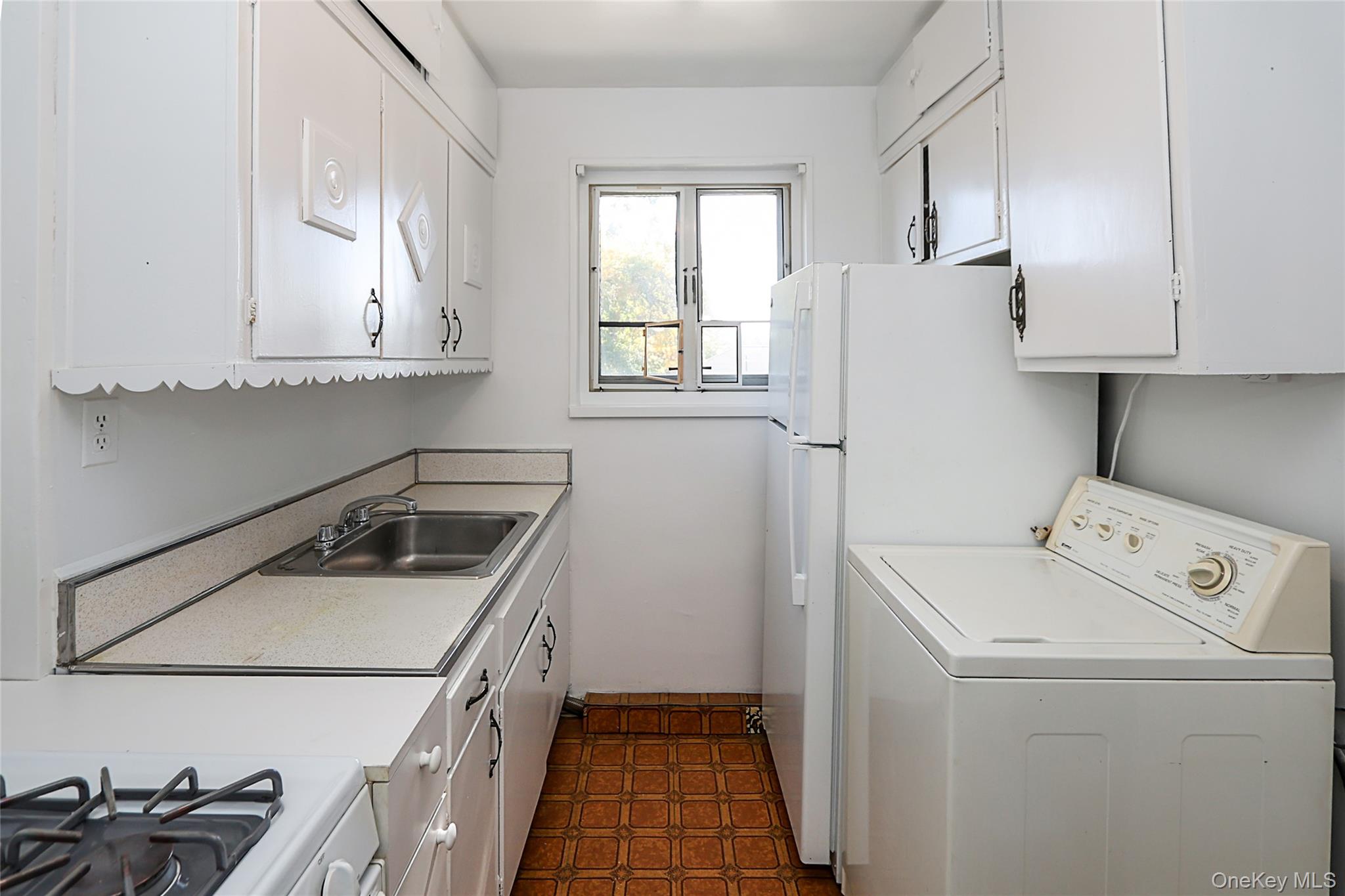 220-04 Stronghurst Avenue, Unit 185 Queens, NY 11427 - Photo 22 of 33 a kitchen with a sink a stove and refrigerator