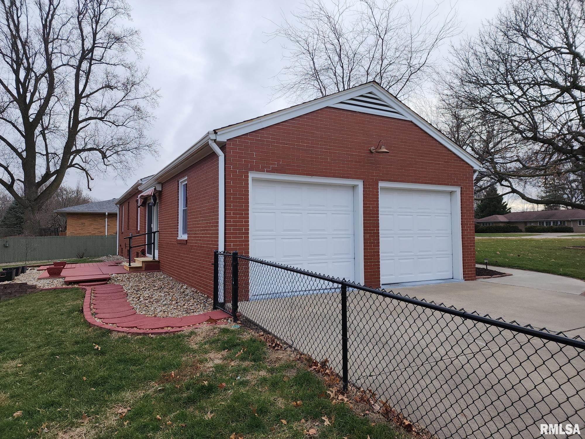 1910 Mound Road Jacksonville, IL 62650 - Photo 3 of 31 Gallery Image 3