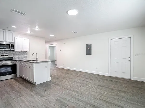 $2,098 | 326 South Grosse Avenue, Unit 2, Tarpon Springs, FL 34689