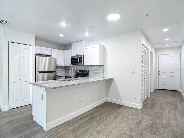 $2,098 | 326 South Grosse Avenue, Unit 2, Tarpon Springs, FL 34689