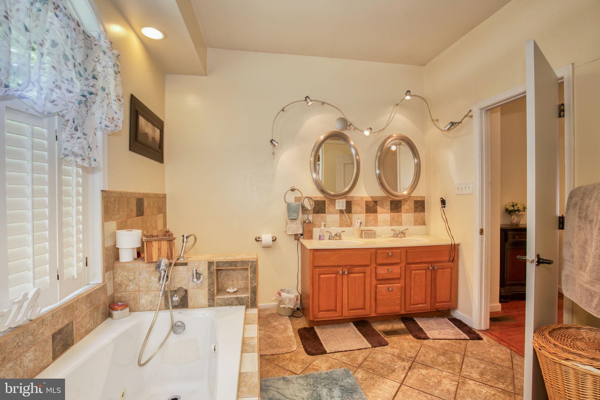 120 Twin Harbor Road Reedville, VA 22539 - Photo 19 of 45 JACUZZI TUB