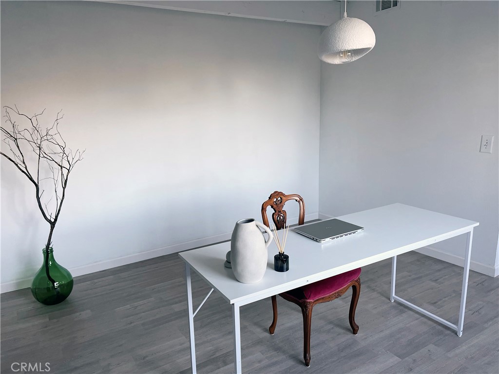 24875 Marion Ridge Drive Idyllwild, CA 92549 - Photo 20 of 47 a room with a table and chairs