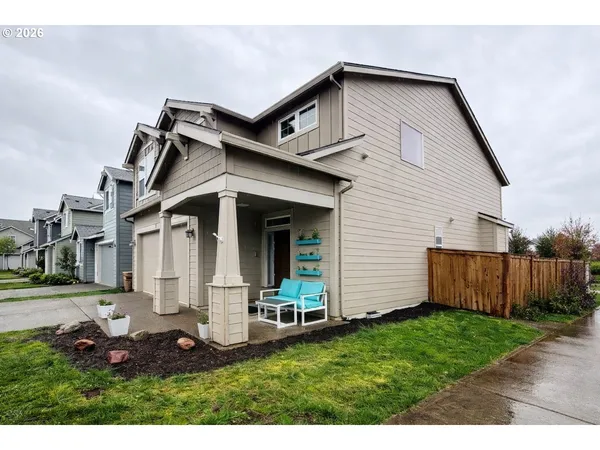 a view of a house with backyard and garden