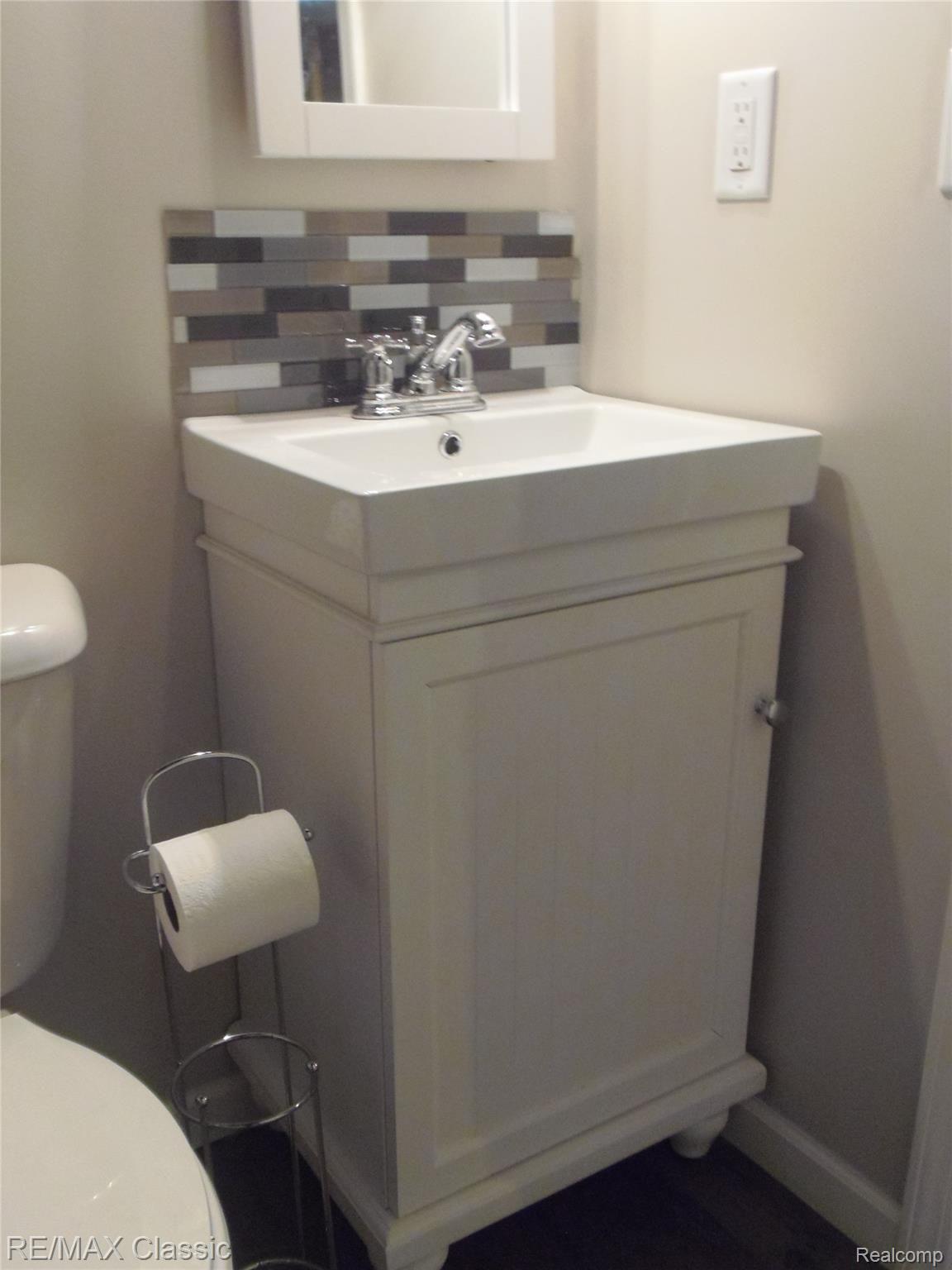 1190 Bangor Road Waterford, MI 48328 - Photo 39 of 44 Downstairs bath view 3.jpg