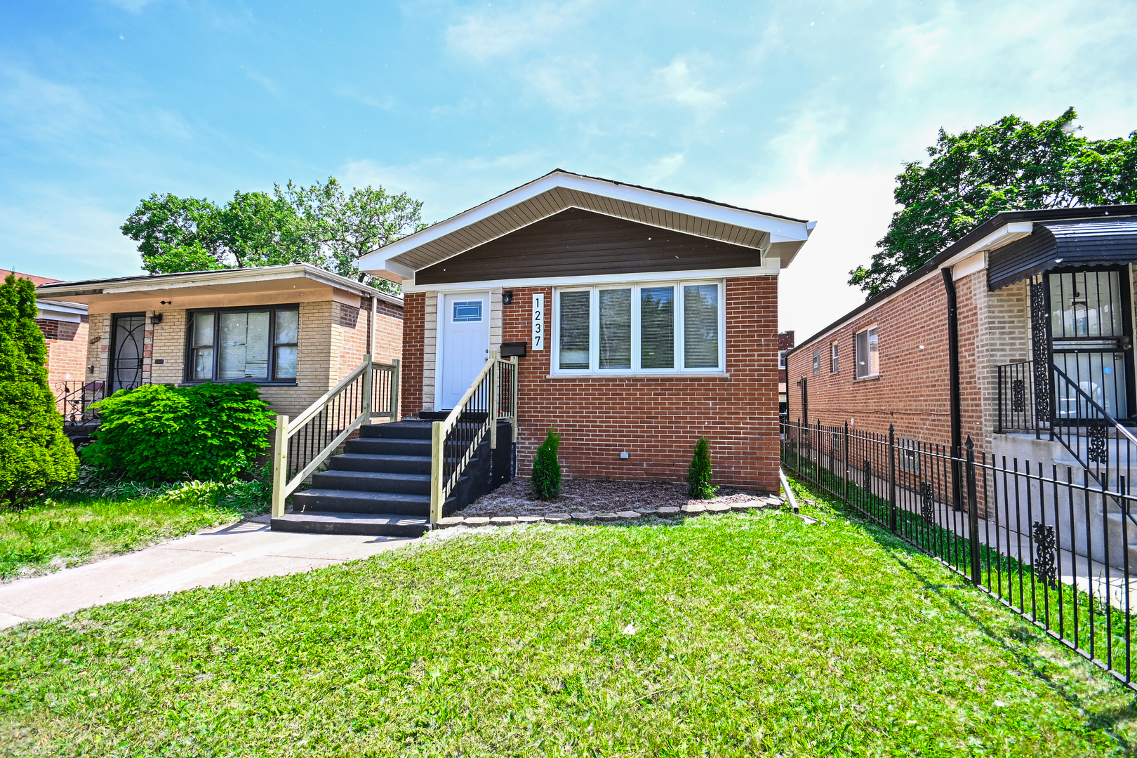 1237 East 95th Street Chicago, IL 60628 - Photo 2 of 26