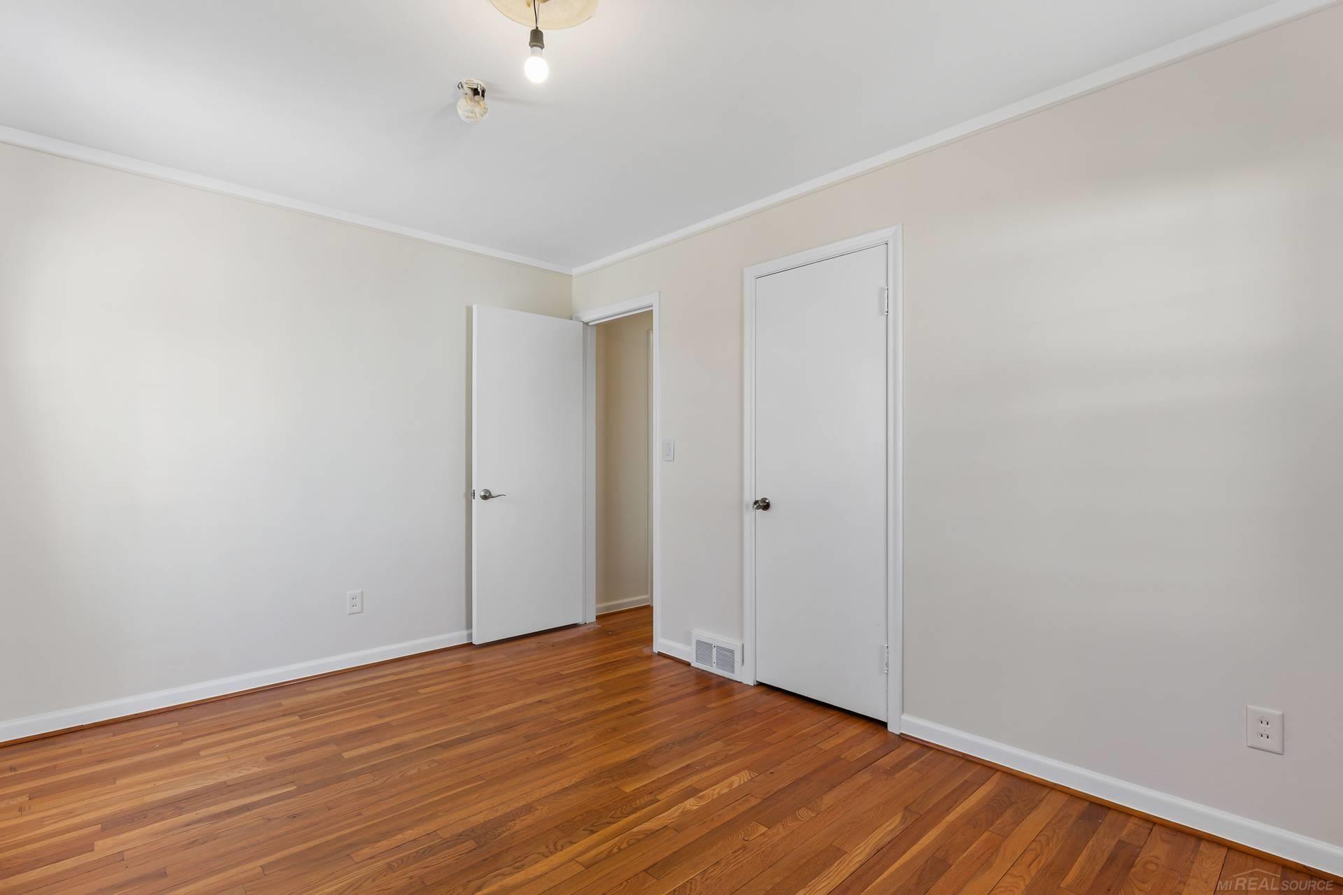 320 Cloverly Road Grosse Pointe, MI 48236 - Photo 19 of 38 50137440-77e1b7f9-c54c-425e-8091-564b7242d81e.JPG