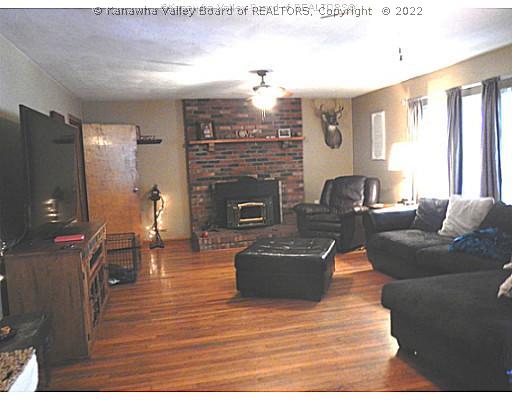1605 Bills Creek Road Winfield, WV 25213 - Photo 2 of 13 Den/Family/Great Room.