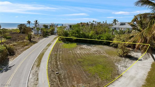 a view of residential houses with outdoor space