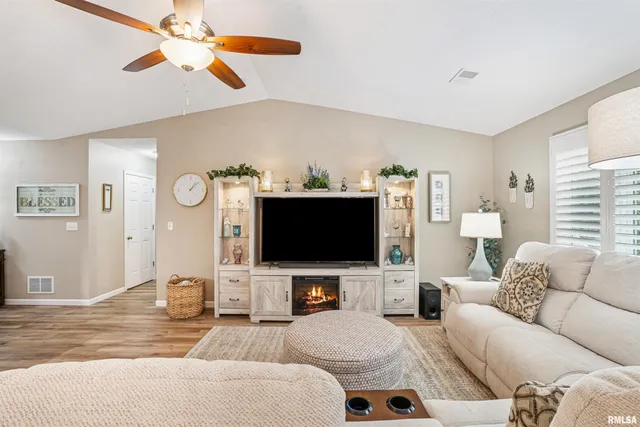 $229,900 | 2037 Villa Pines Circle, Carbon Cliff, IL 61239