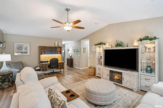 $229,900 | 2037 Villa Pines Circle, Carbon Cliff, IL 61239