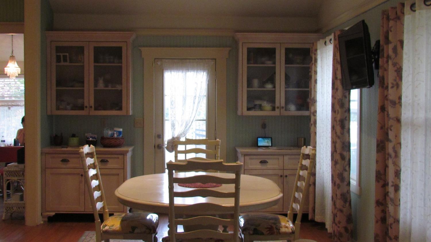 523 North Buttonwillow Avenue Reedley, CA 93654 - Photo 18 of 85 Beatiful built in china cabinets & plenty of room for dining.....