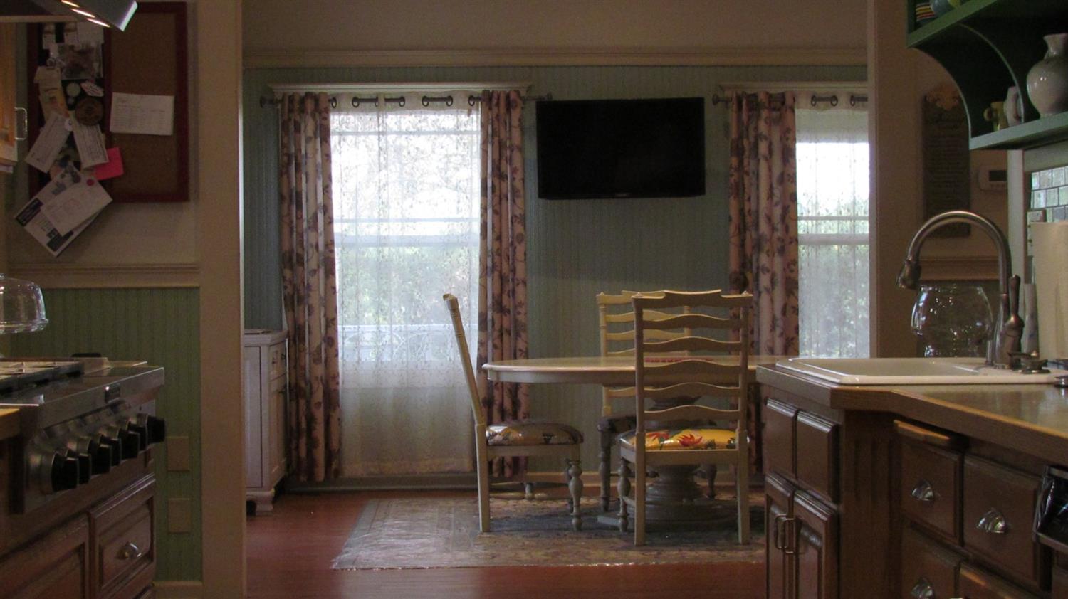 523 North Buttonwillow Avenue Reedley, CA 93654 - Photo 21 of 85 View from the kitchen to the dining area.....