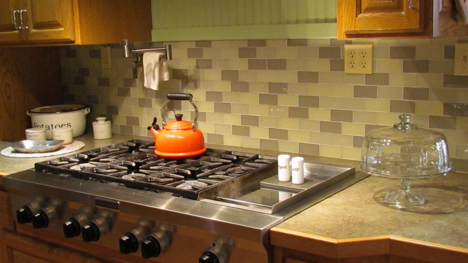 523 North Buttonwillow Avenue Reedley, CA 93654 - Photo 25 of 85 Beautiful 6 burner commercial grade cook top with griddle for the Chef to enjoy....